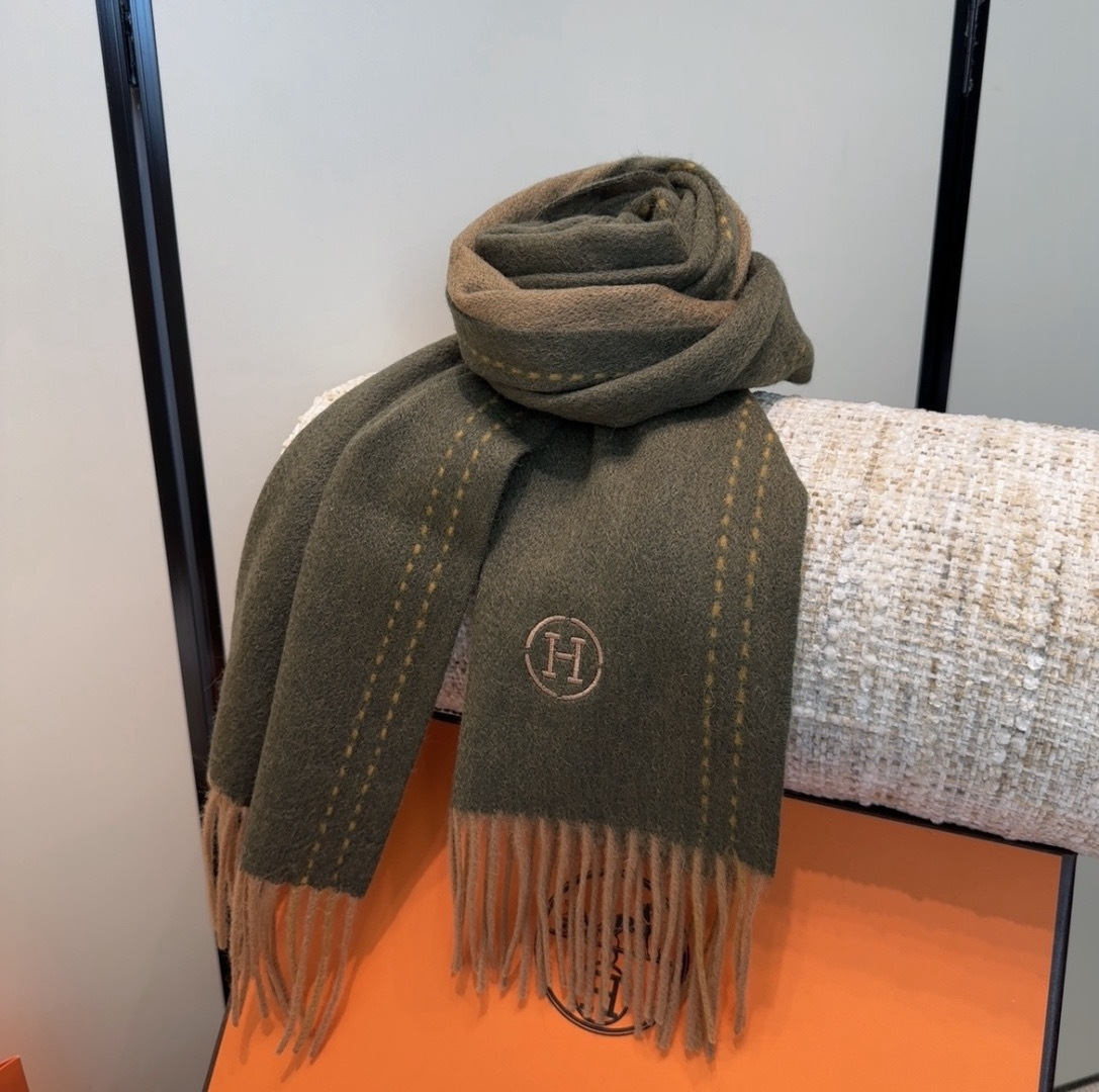 🆕  。年Hermes · 爱马仕，难得一见的温柔配色，低调又不失优雅❗️】重点推荐❗️双边配色，一条围巾两种风格搭配，