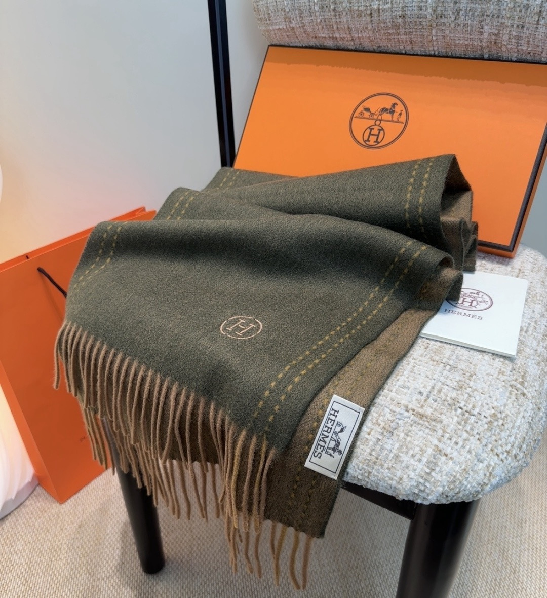 🆕  。年Hermes · 爱马仕，难得一见的温柔配色，低调又不失优雅❗️】重点推荐❗️双边配色，一条围巾两种风格搭配，