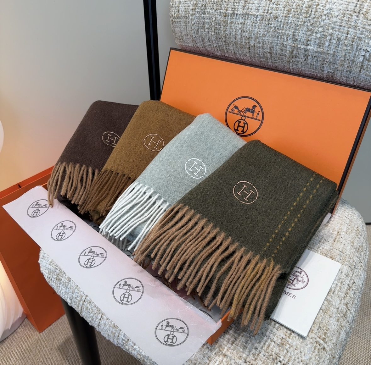 🆕  。年Hermes · 爱马仕，难得一见的温柔配色，低调又不失优雅❗️】重点推荐❗️双边配色，一条围巾两种风格搭配，