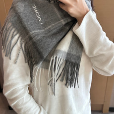 【▪Loewe · 罗意威难得一见的温柔配色,低调又不失优雅❗】重点推荐❗双面配色,一条围巾两种风格搭配,高级舒适时髦气 【▪Loewe · 罗意威难得一见的温柔配色,低调又不失优雅❗】重点推荐❗双面配色,一条围巾两种风格搭配,高级舒适时髦气