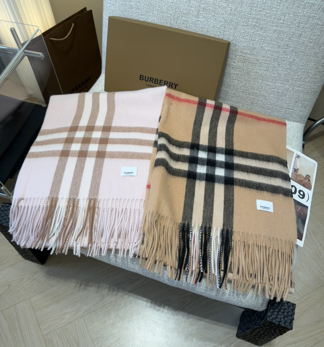 巴宝莉【Bur羊羔毛大披肩】其实入手一款Burb围巾，比风衣的实用性更高，天气温度变化大，这时候围巾就成了你既能走路带风