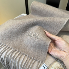 【▪Loewe · 罗意威难得一见的温柔配色,低调又不失优雅❗】重点推荐❗双面配色,一条围巾两种风格搭配,高级舒适时髦气 【▪Loewe · 罗意威难得一见的温柔配色,低调又不失优雅❗】重点推荐❗双面配色,一条围巾两种风格搭配,高级舒适时髦气