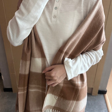 Burberry · 巴宝莉围巾❗️好看的要疯掉了,太有型太有魅力了❗️❗️非常斯文时尚的秋冬单品!真的很喜欢,非常Cl Burberry · 巴宝莉围巾❗️好看的要疯掉了,太有型太有魅力了❗️❗️非常斯文时尚的秋冬单品!真的很喜欢,非常Cl