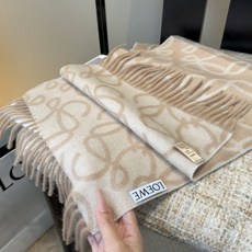 【▪Loewe · 罗意威难得一见的温柔配色,低调又不失优雅❗】重点推荐❗双面配色,一条围巾两种风格搭配,高级舒适时髦气 【▪Loewe · 罗意威难得一见的温柔配色,低调又不失优雅❗】重点推荐❗双面配色,一条围巾两种风格搭配,高级舒适时髦气