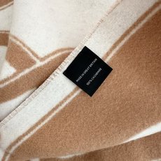 全网都爱的一款双面羊绒围巾,Casaque Porte-Clefs 触感柔软细腻 软软绵绵如云朵般轻盈包裹 独特的设 全网都爱的一款双面羊绒围巾,Casaque Porte-Clefs 触感柔软细腻 软软绵绵如云朵般轻盈包裹 独特的设