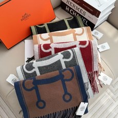全网都爱的一款双面羊绒围巾,Casaque Porte-Clefs 触感柔软细腻 软软绵绵如云朵般轻盈包裹 独特的设 全网都爱的一款双面羊绒围巾,Casaque Porte-Clefs 触感柔软细腻 软软绵绵如云朵般轻盈包裹 独特的设
