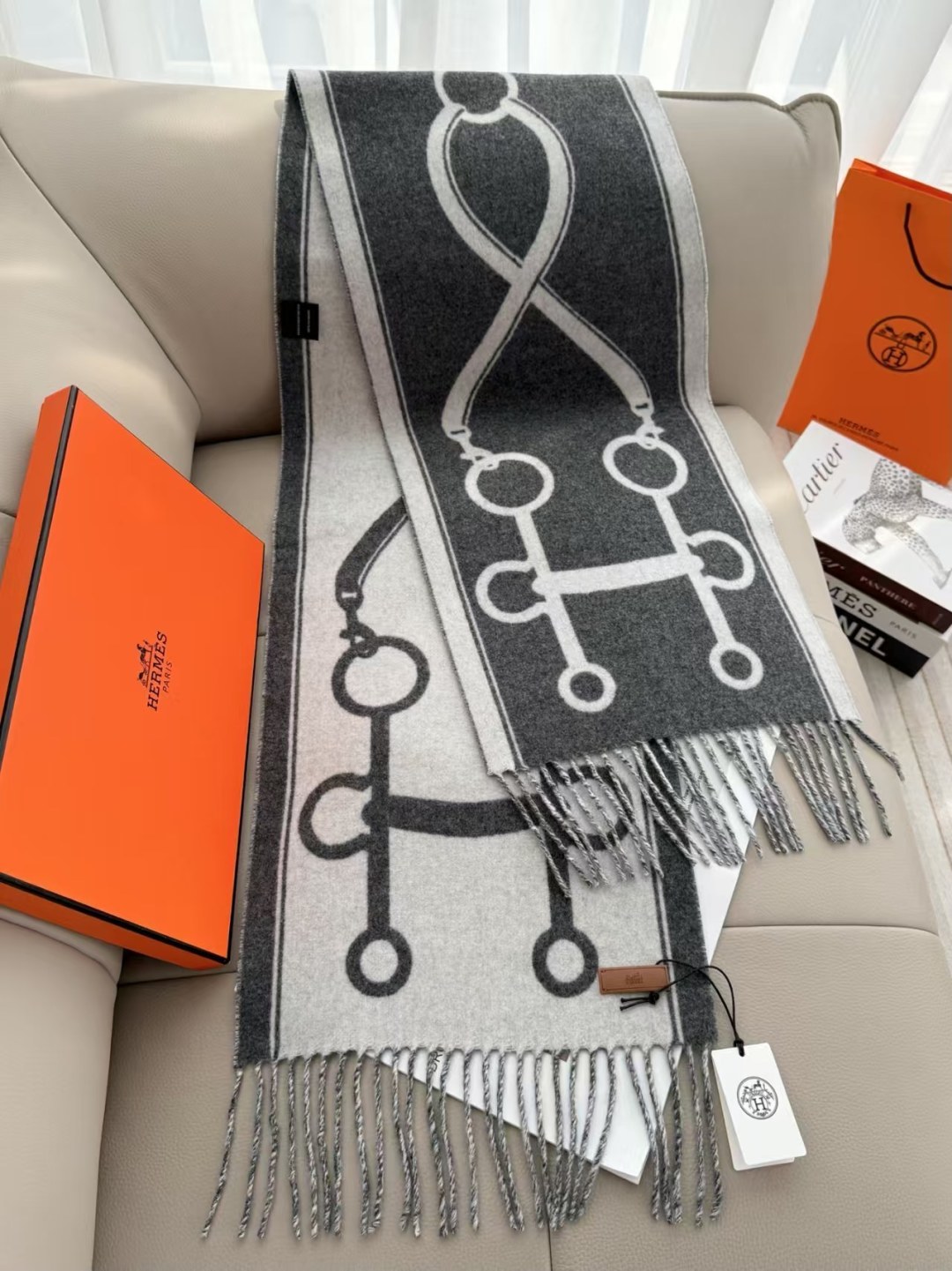 全网都爱的一款双面羊绒围巾，Casaque Porte-Clefs 触感柔软细腻 软软绵绵如云朵般轻盈包裹 	 独特的设