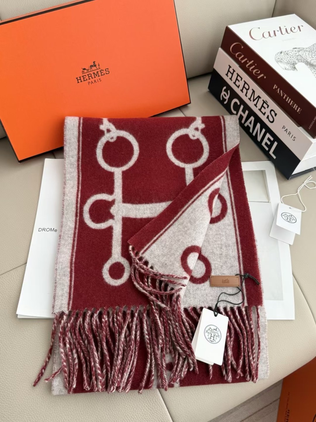 全网都爱的一款双面羊绒围巾，Casaque Porte-Clefs 触感柔软细腻 软软绵绵如云朵般轻盈包裹 	 独特的设