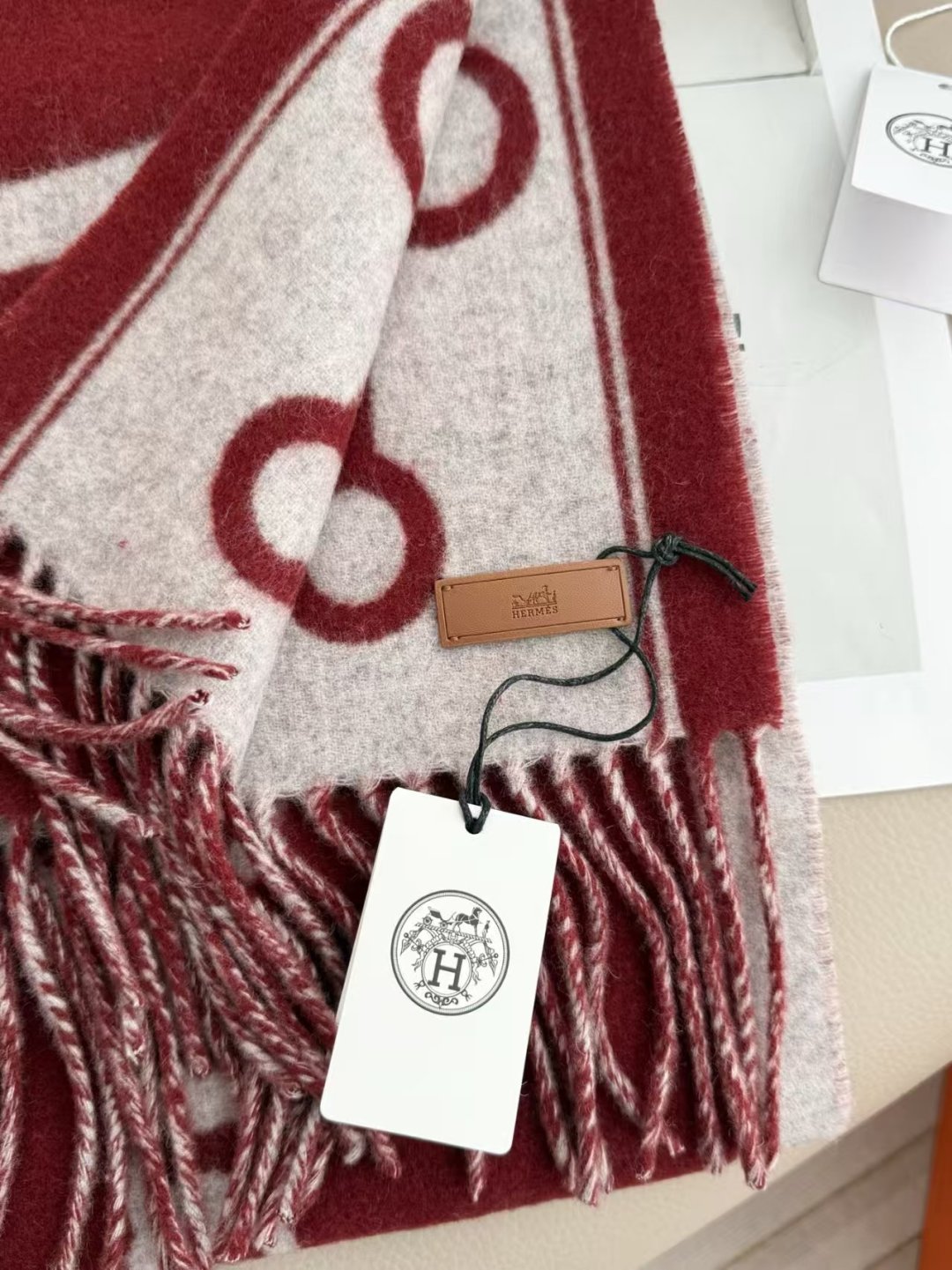 全网都爱的一款双面羊绒围巾，Casaque Porte-Clefs 触感柔软细腻 软软绵绵如云朵般轻盈包裹 	 独特的设