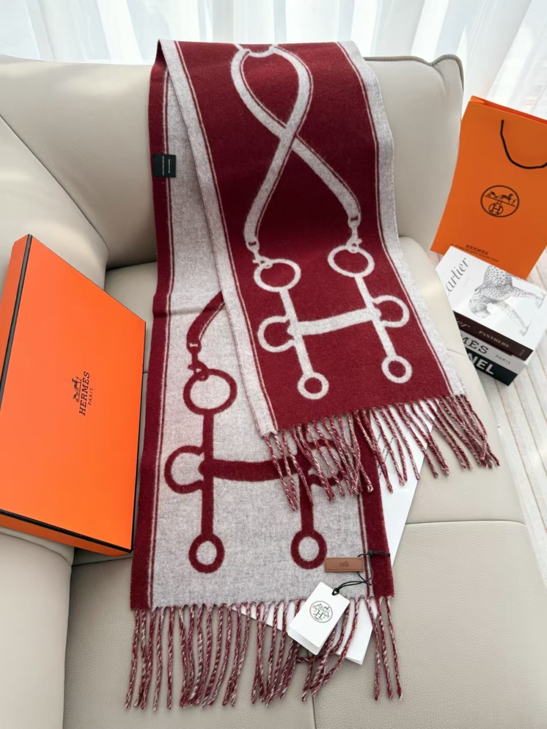 全网都爱的一款双面羊绒围巾，Casaque Porte-Clefs 触感柔软细腻 软软绵绵如云朵般轻盈包裹 	 独特的设