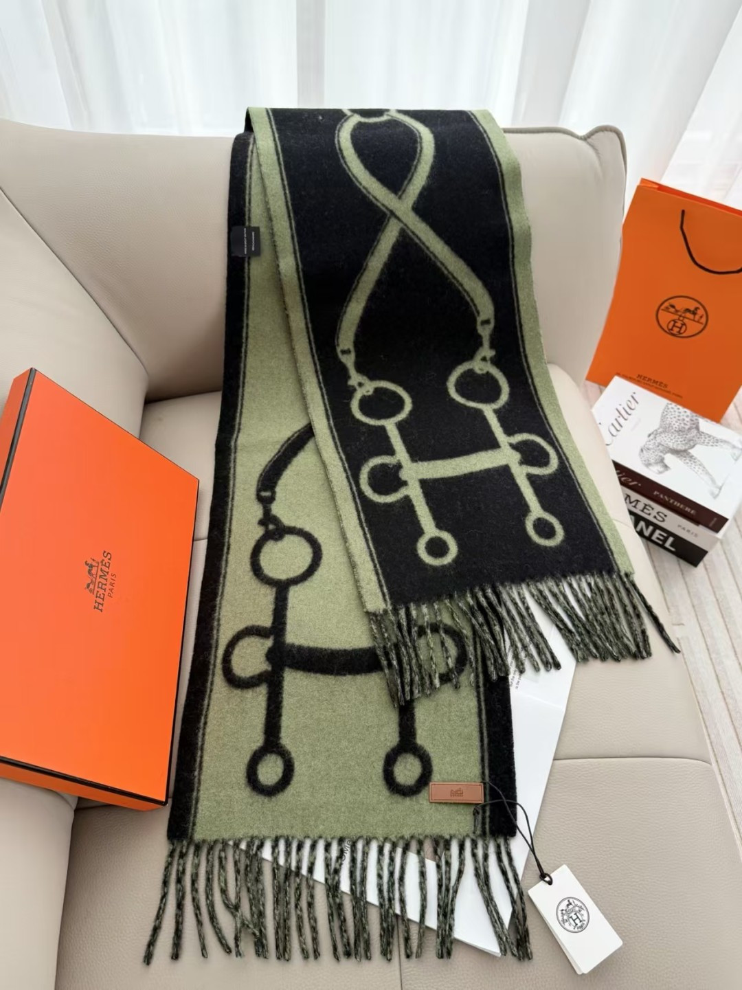 全网都爱的一款双面羊绒围巾，Casaque Porte-Clefs 触感柔软细腻 软软绵绵如云朵般轻盈包裹 	 独特的设