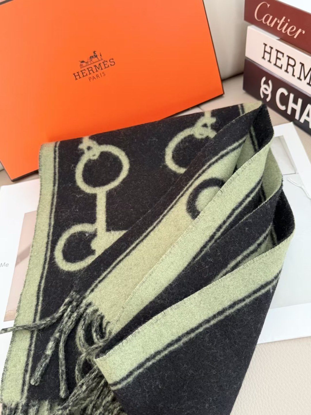 全网都爱的一款双面羊绒围巾，Casaque Porte-Clefs 触感柔软细腻 软软绵绵如云朵般轻盈包裹 	 独特的设