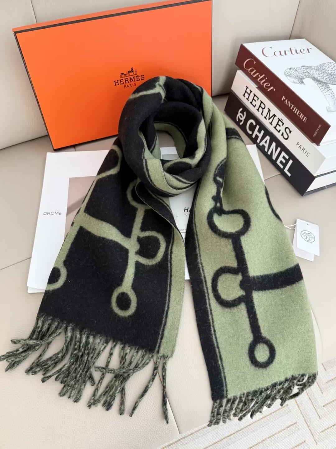 全网都爱的一款双面羊绒围巾，Casaque Porte-Clefs 触感柔软细腻 软软绵绵如云朵般轻盈包裹 	 独特的设
