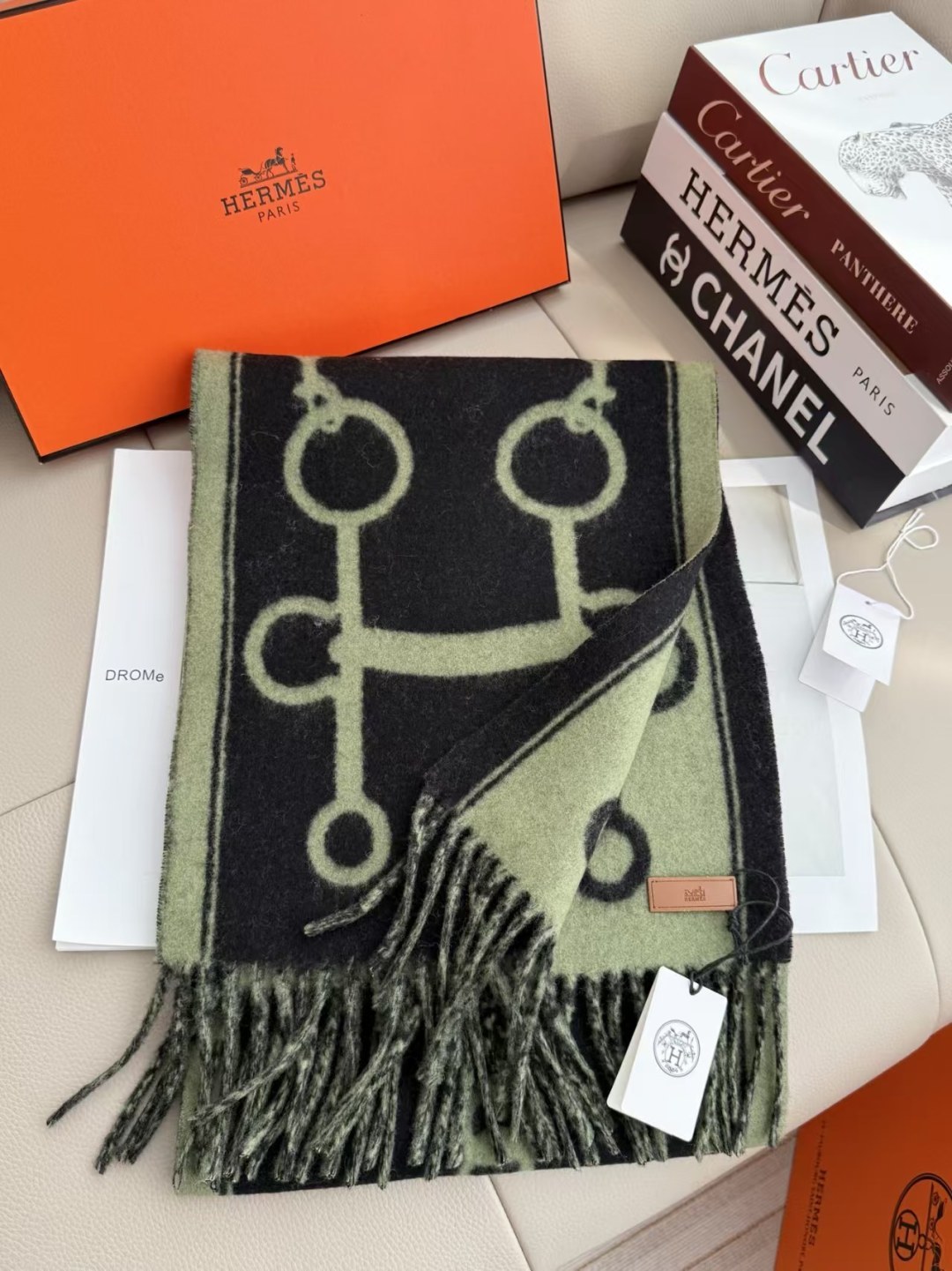 全网都爱的一款双面羊绒围巾，Casaque Porte-Clefs 触感柔软细腻 软软绵绵如云朵般轻盈包裹 	 独特的设