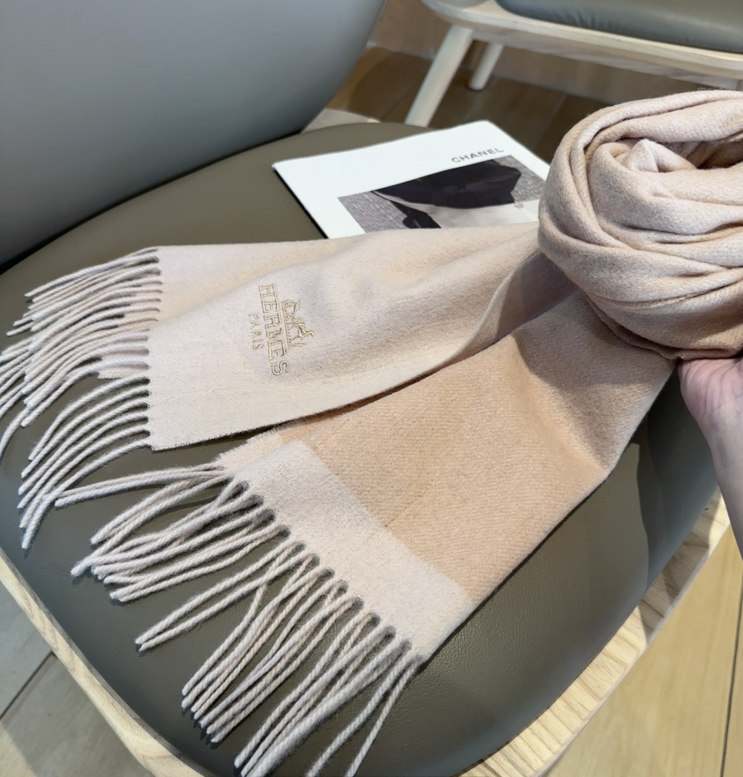 年Hermes · 爱马仕，难得一见的温柔配色，低调又不失优雅❗️】重点推荐❗️双边配色，一条围巾两种风格搭配，高级舒适