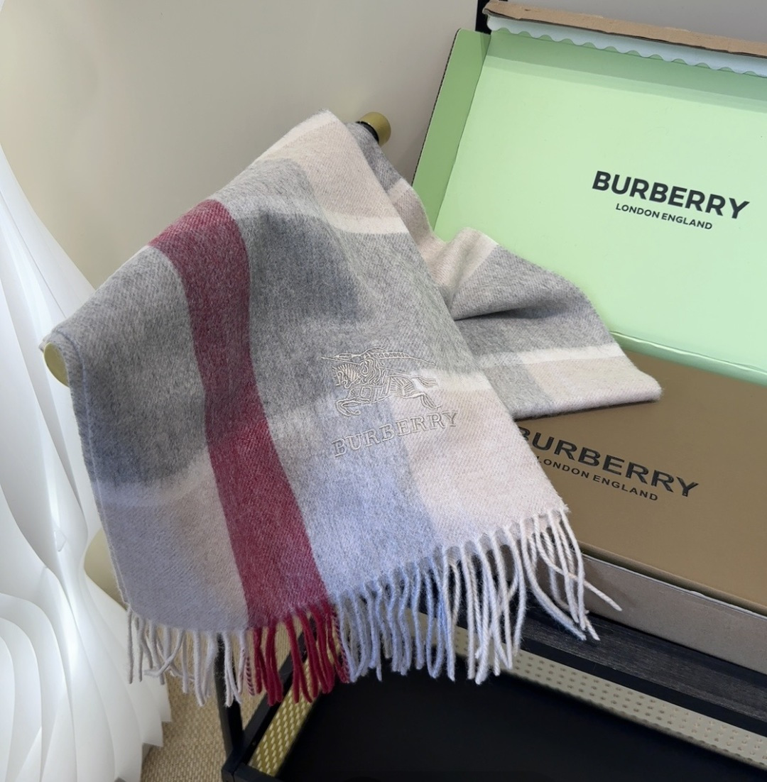 Burberry · 巴宝莉围巾❗️好看的要疯掉了，太有型太有魅力了❗️❗️非常斯文时尚的秋冬单品！真的很喜欢，非常Cl