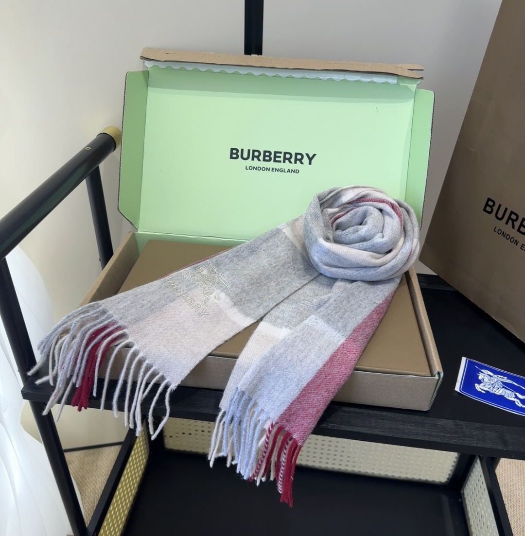 Burberry · 巴宝莉围巾❗️好看的要疯掉了，太有型太有魅力了❗️❗️非常斯文时尚的秋冬单品！真的很喜欢，非常Cl