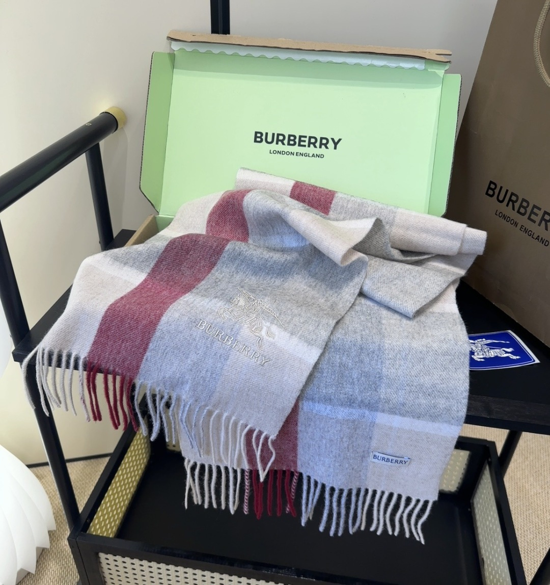 Burberry · 巴宝莉围巾❗️好看的要疯掉了，太有型太有魅力了❗️❗️非常斯文时尚的秋冬单品！真的很喜欢，非常Cl