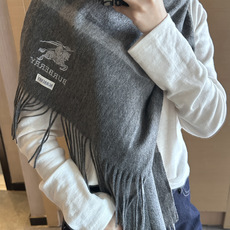 Burberry · 巴宝莉围巾❗️好看的要疯掉了,太有型太有魅力了❗️❗️非常斯文时尚的秋冬单品!真的很喜欢,非常Cl Burberry · 巴宝莉围巾❗️好看的要疯掉了,太有型太有魅力了❗️❗️非常斯文时尚的秋冬单品!真的很喜欢,非常Cl