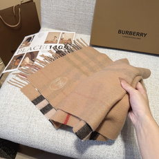 Burberry · 巴宝莉围巾❗️好看的要疯掉了,太有型太有魅力了❗️❗️非常斯文时尚的秋冬单品!真的很喜欢,非常Cl Burberry · 巴宝莉围巾❗️好看的要疯掉了,太有型太有魅力了❗️❗️非常斯文时尚的秋冬单品!真的很喜欢,非常Cl