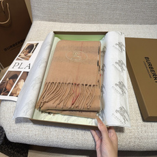 Burberry · 巴宝莉围巾❗️好看的要疯掉了,太有型太有魅力了❗️❗️非常斯文时尚的秋冬单品!真的很喜欢,非常Cl Burberry · 巴宝莉围巾❗️好看的要疯掉了,太有型太有魅力了❗️❗️非常斯文时尚的秋冬单品!真的很喜欢,非常Cl