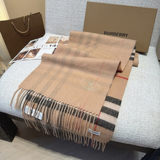 Burberry · 巴宝莉围巾❗️好看的要疯掉了,太有型太有魅力了❗️❗️非常斯文时尚的秋冬单品!真的很喜欢,非常Cl Burberry · 巴宝莉围巾❗️好看的要疯掉了,太有型太有魅力了❗️❗️非常斯文时尚的秋冬单品!真的很喜欢,非常Cl