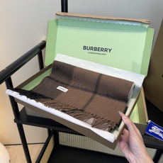Burberry · 巴宝莉围巾❗️好看的要疯掉了,太有型太有魅力了❗️❗️非常斯文时尚的秋冬单品!真的很喜欢,非常Cl Burberry · 巴宝莉围巾❗️好看的要疯掉了,太有型太有魅力了❗️❗️非常斯文时尚的秋冬单品!真的很喜欢,非常Cl