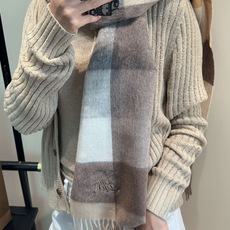 【▪️ 惊艳!披着围着都美的~让人过目不忘!!】巴宝莉这款出来的效果真的,一秒美晕!!太有设计感了,太美了太美了!隔着屏 【▪️ 惊艳!披着围着都美的~让人过目不忘!!】巴宝莉这款出来的效果真的,一秒美晕!!太有设计感了,太美了太美了!隔着屏