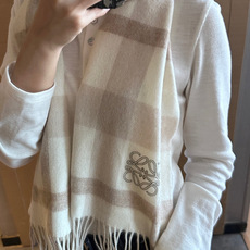 【▪Loewe · 罗意威难得一见的温柔配色,低调又不失优雅❗】重点推荐❗双面配色,一条围巾两种风格搭配,高级舒适时髦气 【▪Loewe · 罗意威难得一见的温柔配色,低调又不失优雅❗】重点推荐❗双面配色,一条围巾两种风格搭配,高级舒适时髦气