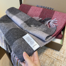 Burberry · 巴宝莉围巾❗️好看的要疯掉了,太有型太有魅力了❗️❗️非常斯文时尚的秋冬单品!真的很喜欢,非常Cl Burberry · 巴宝莉围巾❗️好看的要疯掉了,太有型太有魅力了❗️❗️非常斯文时尚的秋冬单品!真的很喜欢,非常Cl