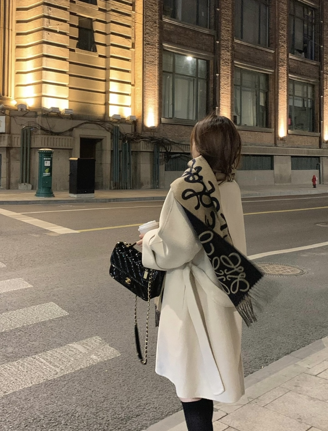 Loewe手写logo字母双面涂鸦围巾，我真的太喜欢了，一款现在不买冬天绝对买不到的围巾，这款绝对百搭，妥妥的站稳c位，