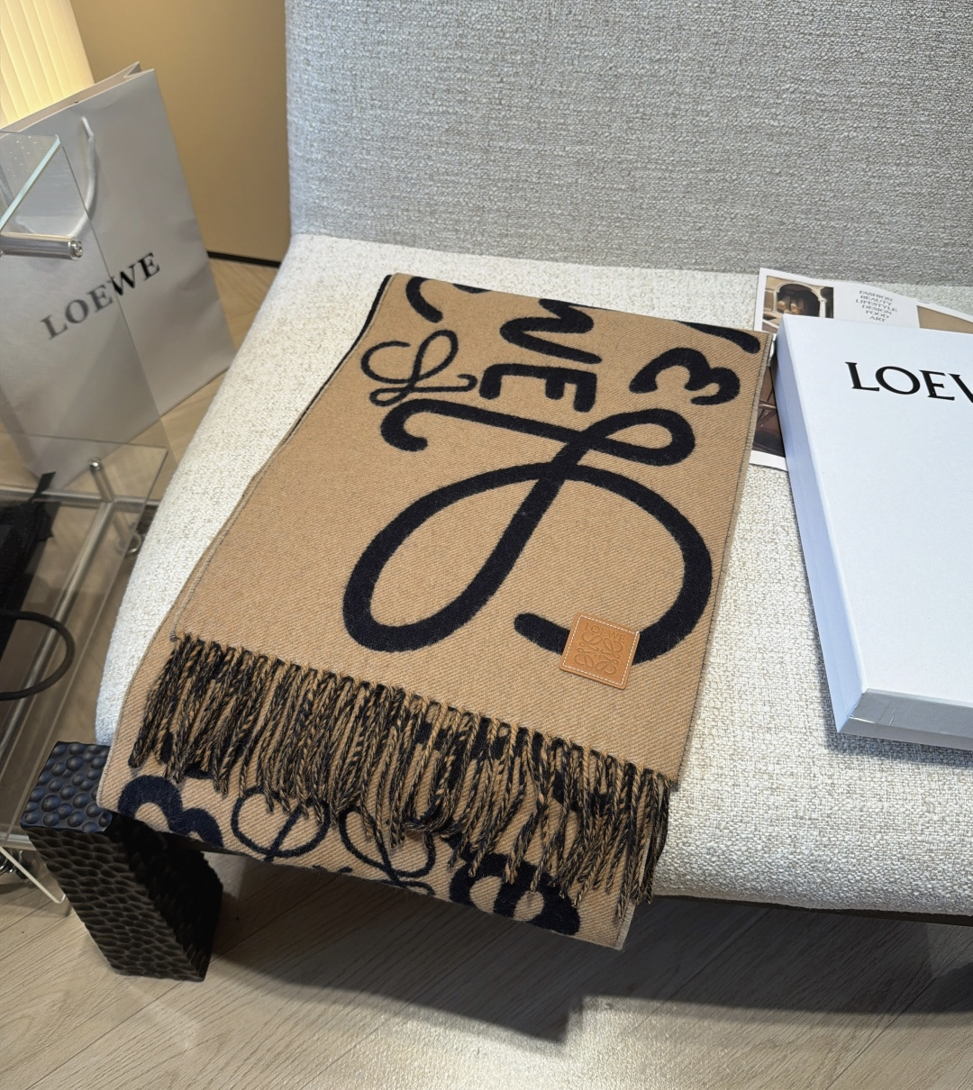 Loewe手写logo字母双面涂鸦围巾，我真的太喜欢了，一款现在不买冬天绝对买不到的围巾，这款绝对百搭，妥妥的站稳c位，