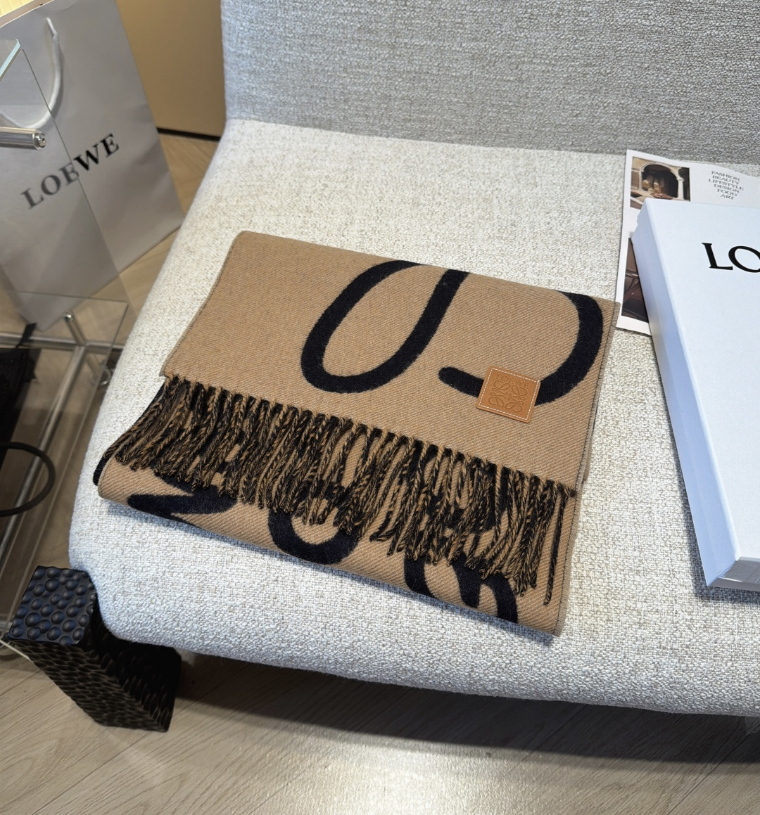 Loewe手写logo字母双面涂鸦围巾，我真的太喜欢了，一款现在不买冬天绝对买不到的围巾，这款绝对百搭，妥妥的站稳c位，