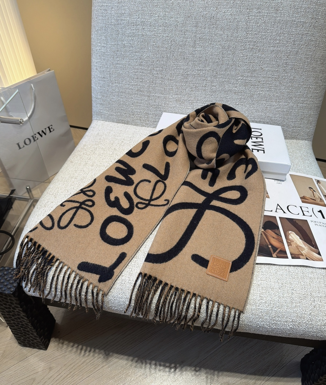 Loewe手写logo字母双面涂鸦围巾，我真的太喜欢了，一款现在不买冬天绝对买不到的围巾，这款绝对百搭，妥妥的站稳c位，