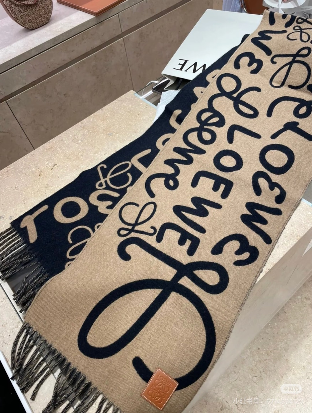 Loewe手写logo字母双面涂鸦围巾，我真的太喜欢了，一款现在不买冬天绝对买不到的围巾，这款绝对百搭，妥妥的站稳c位，