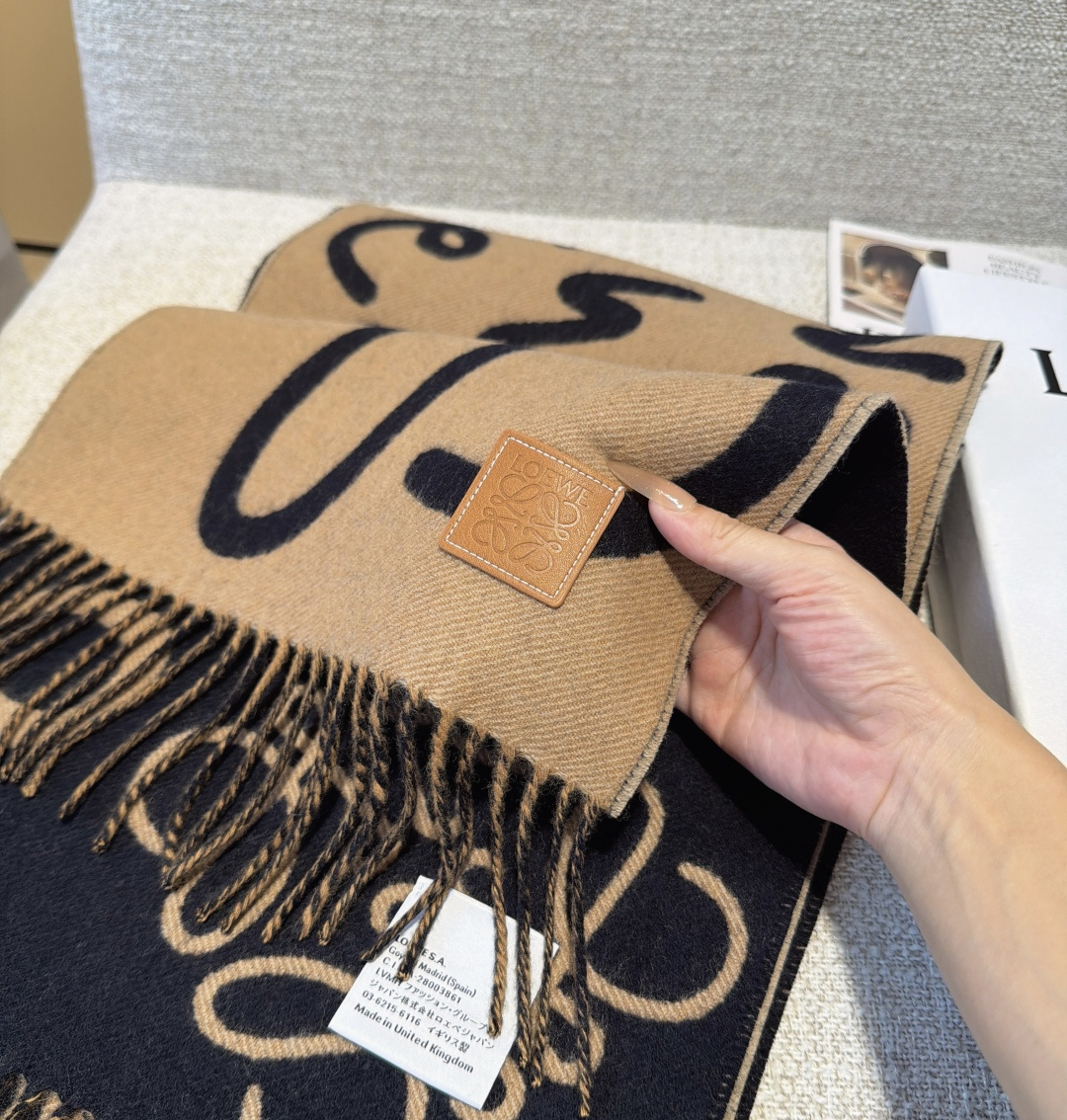 Loewe手写logo字母双面涂鸦围巾，我真的太喜欢了，一款现在不买冬天绝对买不到的围巾，这款绝对百搭，妥妥的站稳c位，