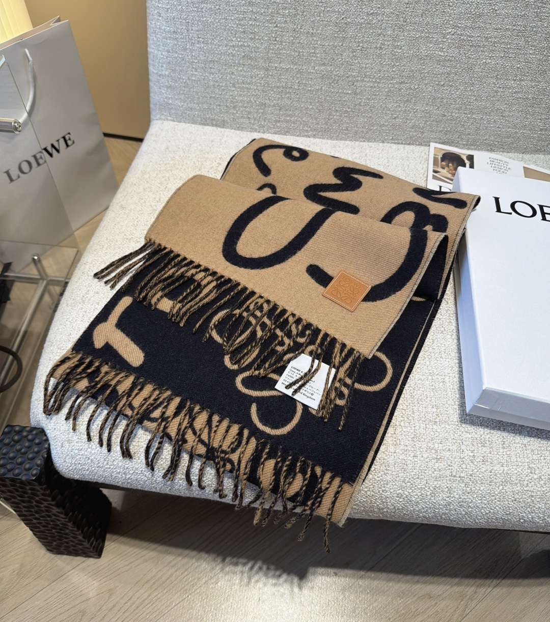 Loewe手写logo字母双面涂鸦围巾，我真的太喜欢了，一款现在不买冬天绝对买不到的围巾，这款绝对百搭，妥妥的站稳c位，