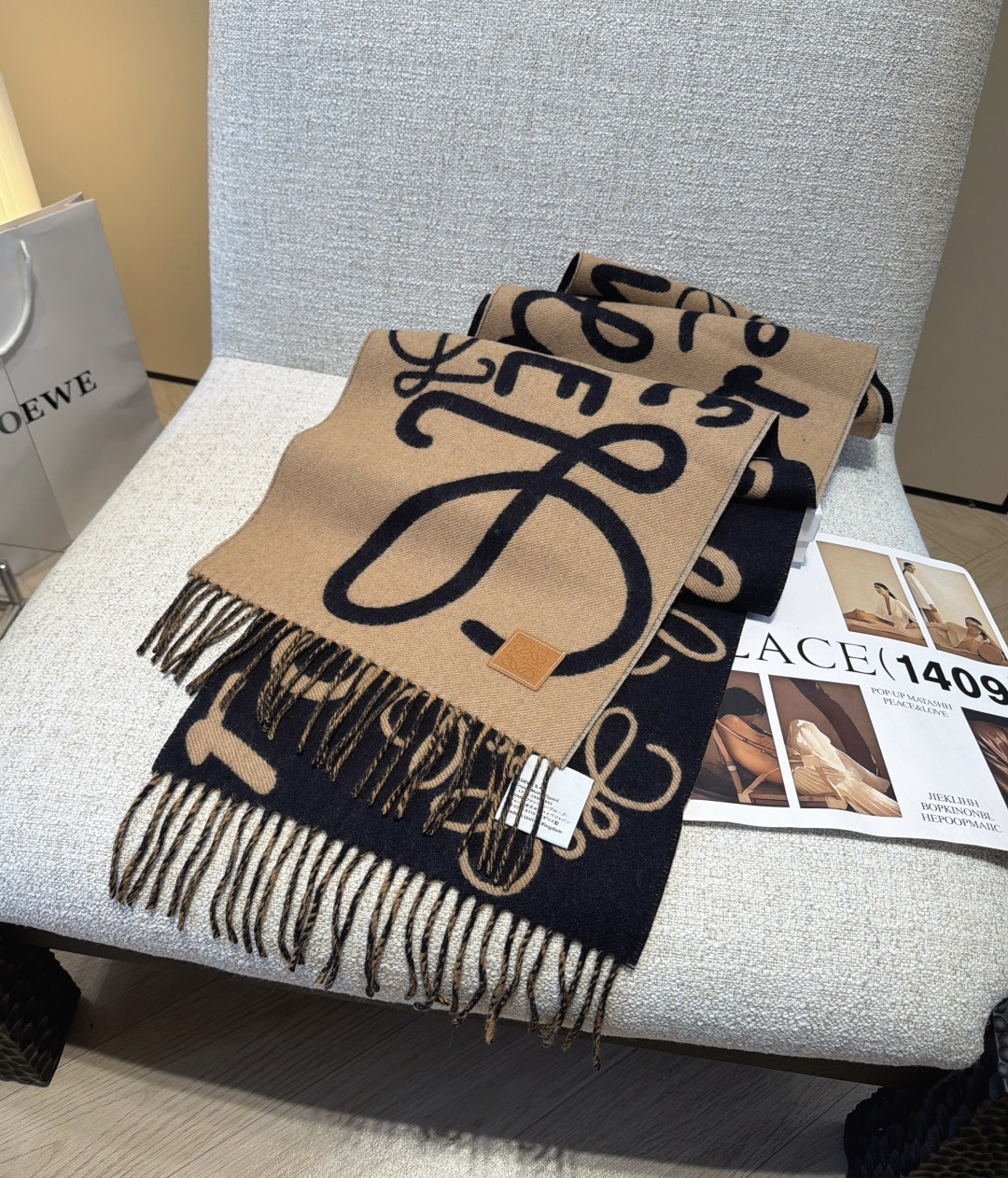 Loewe手写logo字母双面涂鸦围巾，我真的太喜欢了，一款现在不买冬天绝对买不到的围巾，这款绝对百搭，妥妥的站稳c位，