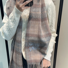 Burberry · 巴宝莉围巾❗️好看的要疯掉了,太有型太有魅力了❗️❗️非常斯文时尚的秋冬单品!真的很喜欢,非常Cl Burberry · 巴宝莉围巾❗️好看的要疯掉了,太有型太有魅力了❗️❗️非常斯文时尚的秋冬单品!真的很喜欢,非常Cl