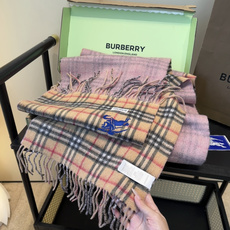 Burberry · 巴宝莉格子围巾❗️好看的要疯掉了,太有型太有魅力了❗️❗️非常斯文时尚的秋冬单品!真的很喜欢,非常 Burberry · 巴宝莉格子围巾❗️好看的要疯掉了,太有型太有魅力了❗️❗️非常斯文时尚的秋冬单品!真的很喜欢,非常