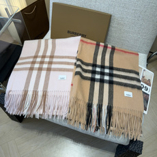 巴宝莉【Bur羊羔毛大披肩】其实入手一款Burb围巾,比风衣的实用性更高,天气温度变化大,这时候围巾就成了你既能走路带风 巴宝莉【Bur羊羔毛大披肩】其实入手一款Burb围巾,比风衣的实用性更高,天气温度变化大,这时候围巾就成了你既能走路带风
