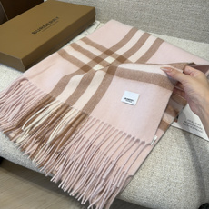巴宝莉【Bur羊羔毛大披肩】其实入手一款Burb围巾,比风衣的实用性更高,天气温度变化大,这时候围巾就成了你既能走路带风 巴宝莉【Bur羊羔毛大披肩】其实入手一款Burb围巾,比风衣的实用性更高,天气温度变化大,这时候围巾就成了你既能走路带风