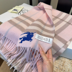 Burberry · 巴宝莉围巾❗️好看的要疯掉了,太有型太有魅力了❗️❗️非常斯文时尚的秋冬单品!真的很喜欢,非常Cl Burberry · 巴宝莉围巾❗️好看的要疯掉了,太有型太有魅力了❗️❗️非常斯文时尚的秋冬单品!真的很喜欢,非常Cl