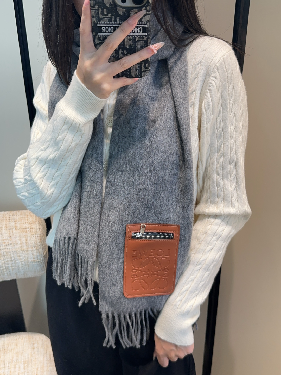 【▪Loewe · 罗意威难得一见的温柔配色，低调又不失优雅❗】重点推荐❗双面配色，一条围巾两种风格搭配，高级舒适时髦气