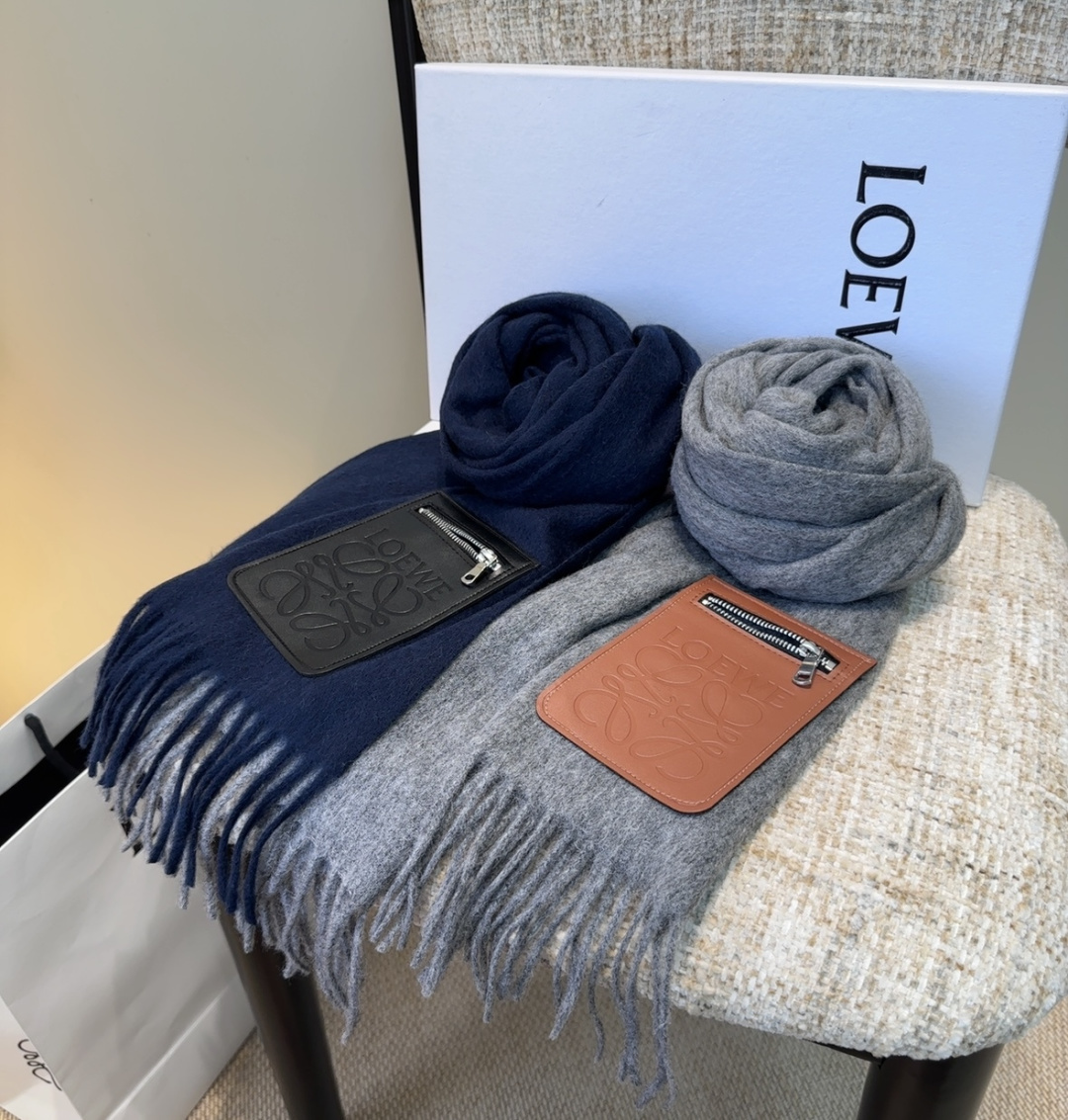 【▪Loewe · 罗意威难得一见的温柔配色，低调又不失优雅❗】重点推荐❗双面配色，一条围巾两种风格搭配，高级舒适时髦气