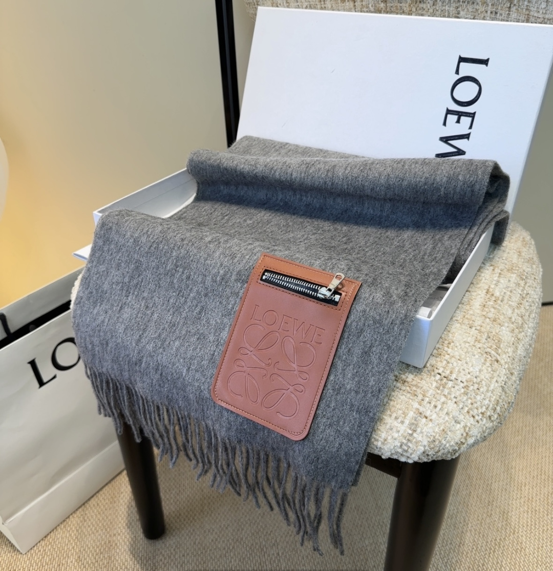 【▪Loewe · 罗意威难得一见的温柔配色，低调又不失优雅❗】重点推荐❗双面配色，一条围巾两种风格搭配，高级舒适时髦气