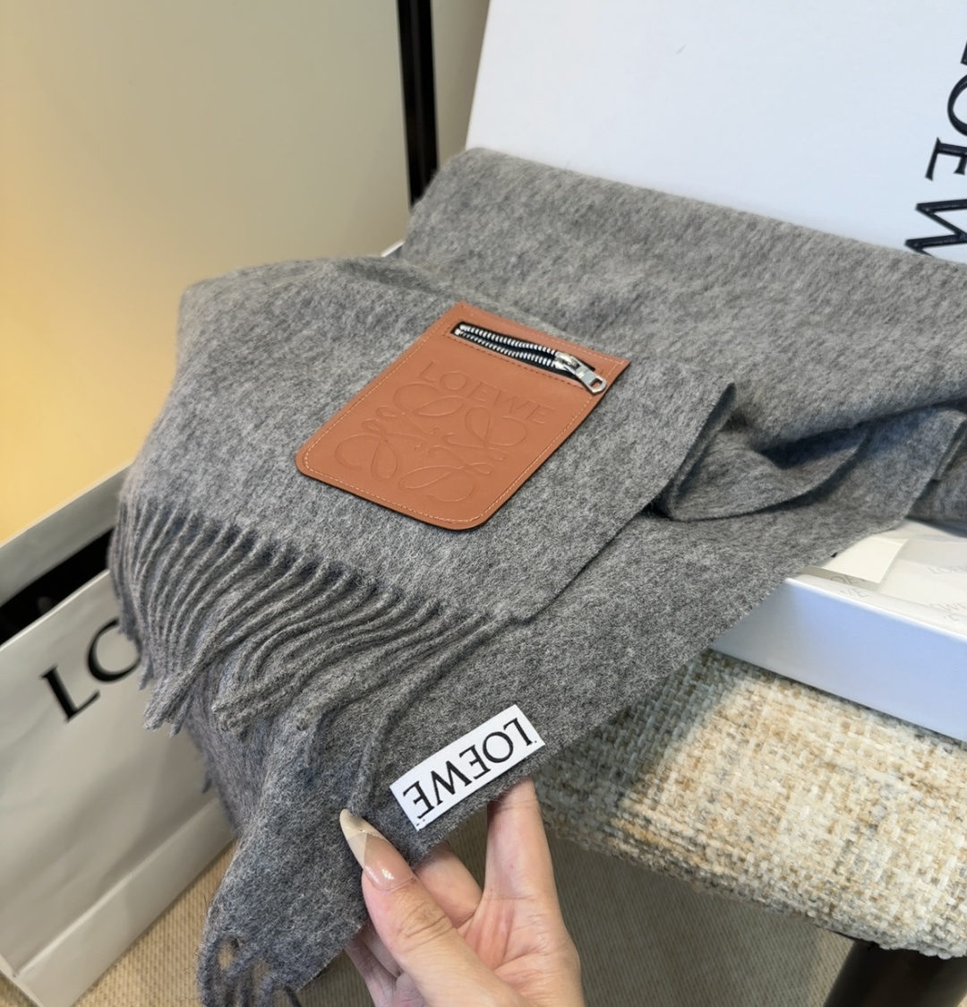 【▪Loewe · 罗意威难得一见的温柔配色，低调又不失优雅❗】重点推荐❗双面配色，一条围巾两种风格搭配，高级舒适时髦气