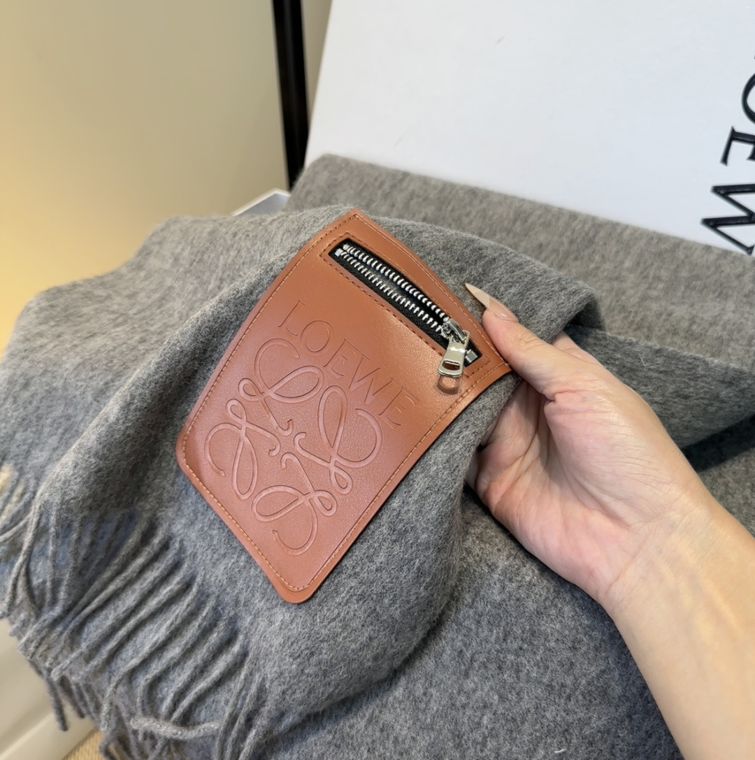 【▪Loewe · 罗意威难得一见的温柔配色，低调又不失优雅❗】重点推荐❗双面配色，一条围巾两种风格搭配，高级舒适时髦气