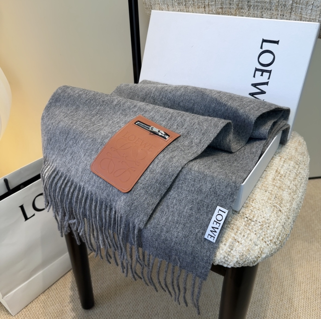 【▪Loewe · 罗意威难得一见的温柔配色，低调又不失优雅❗】重点推荐❗双面配色，一条围巾两种风格搭配，高级舒适时髦气