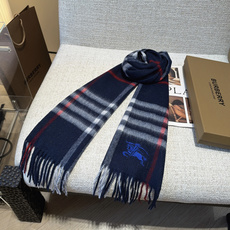 Burberry · 巴宝莉格子围巾❗️好看的要疯掉了,太有型太有魅力了❗️❗️非常斯文时尚的秋冬单品!真的很喜欢,非常 Burberry · 巴宝莉格子围巾❗️好看的要疯掉了,太有型太有魅力了❗️❗️非常斯文时尚的秋冬单品!真的很喜欢,非常